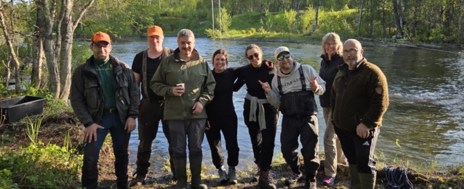 Forskarar frå Havforskingsinstituttet og NORCE samarbeider tett med elveeigarlaga for å merke fisk – eit viktig ledd i arbeidet med å forstå vandringsmønster for laks og aure