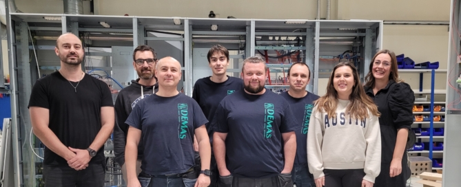 Fra venstre: Levi Jensen, Jeff Thomson, Ruslan Zabrovski, Aleksandr Nefedov, Sergii Koval, Andrii Tatarchuh, Victoria Öhgren og Rakel Jensen. Miroslaw Kozlowksi (Mirek) var på ferie når bildet ble tatt.