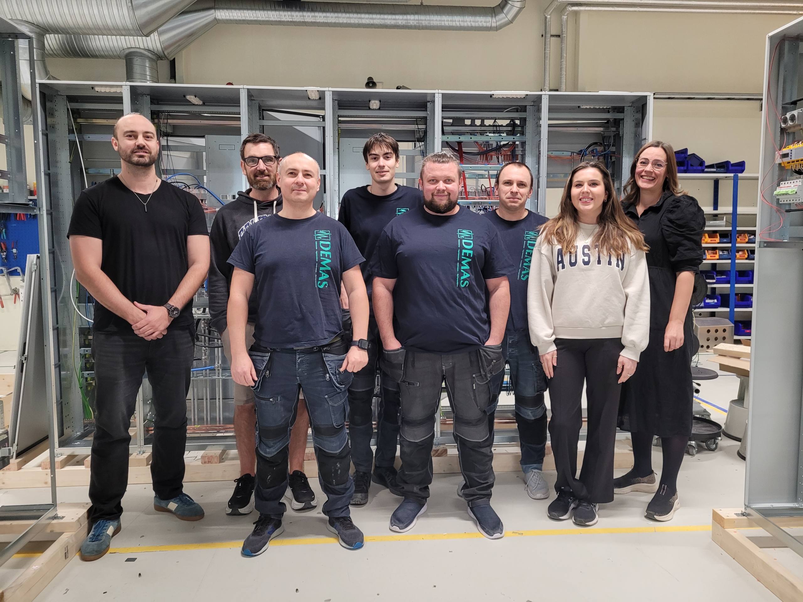 Fra venstre: Levi Jensen, Jeff Thomson, Ruslan Zabrovski, Aleksandr Nefedov, Sergii Koval, Andrii Tatarchuh, Victoria Öhgren og Rakel Jensen. Miroslaw Kozlowksi (Mirek) var på ferie når bildet ble tatt.